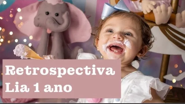 Capa do vídeo: bebê sorrindo com o rosto sujo de bolo, com o texto Retrospectiva Lia 1 ano.