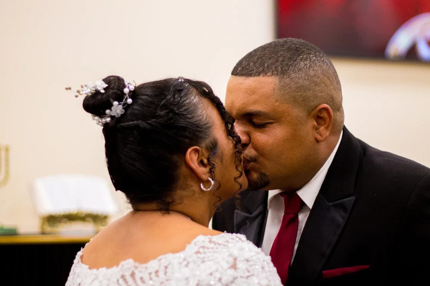 Noivo beija a noiva durante a cerimônia de casamento.